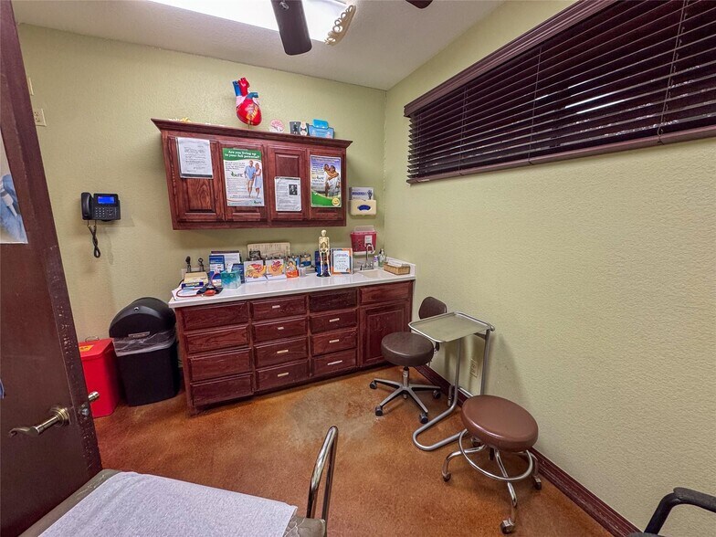 More Photos Of 1700 Gallagher Dr, Sherman Medical For Sale