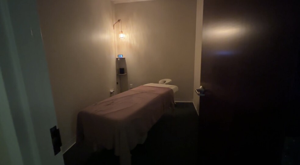 More Photos Of 7751 Kingspointe Pky, Orlando Light Distribution For Lease