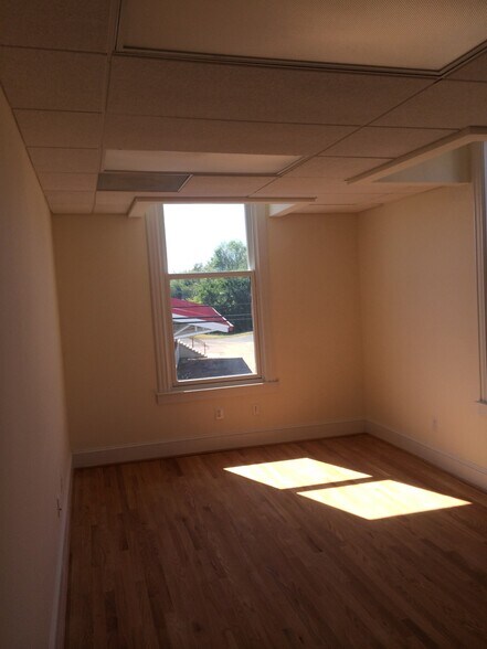 More Photos Of 301 E Main St, Remington Office For Lease