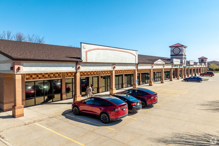 More Photos Of 3881-3887 121st St, Urbandale General Retail For Sale