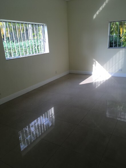 More Photos Of 8111-8119 NW 33rd St, Miami Warehouse For Sale