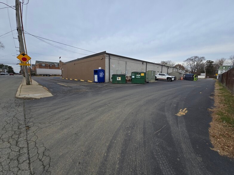 More Photos Of 301-311 N Broad St, Middletown Freestanding For Lease