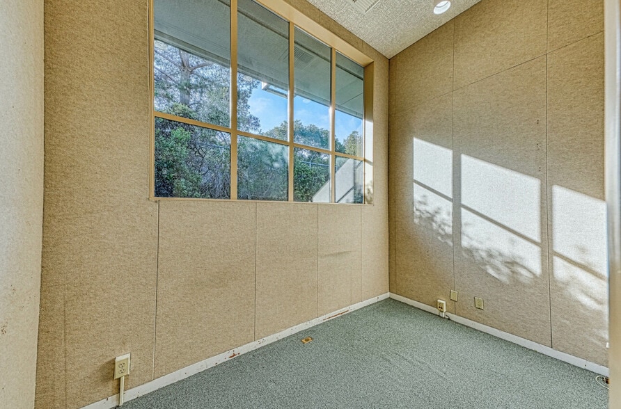 More Photos Of 120 Del Rey Gardens Dr, Del Rey Oaks Office For Sale