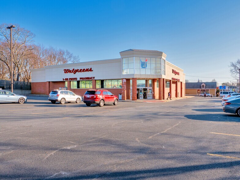 More Photos Of 1 Plymouth St, Holbrook Drugstore For Sale