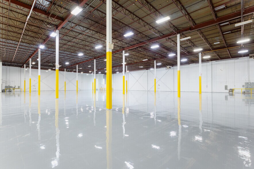 More Photos Of 2351 Upper Middle Rd E, Oakville Warehouse For Lease
