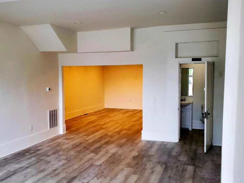 More Photos Of 27 E King St, York General Retail For Sale