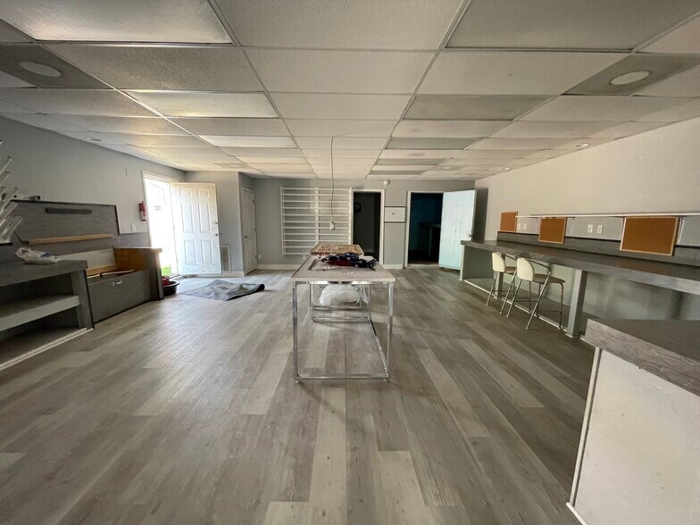More Photos Of 405 Rusk St, Newton Storefront Retail Office For Sale
