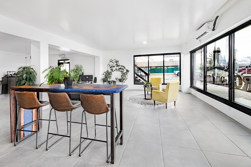 More Photos Of 910 Glendale Ave, Sparks Showroom For Sale