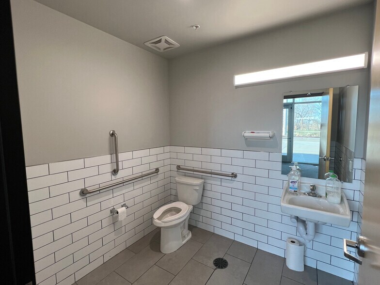 More Photos Of 1475 W Center St, North Salt Lake Flex For Lease