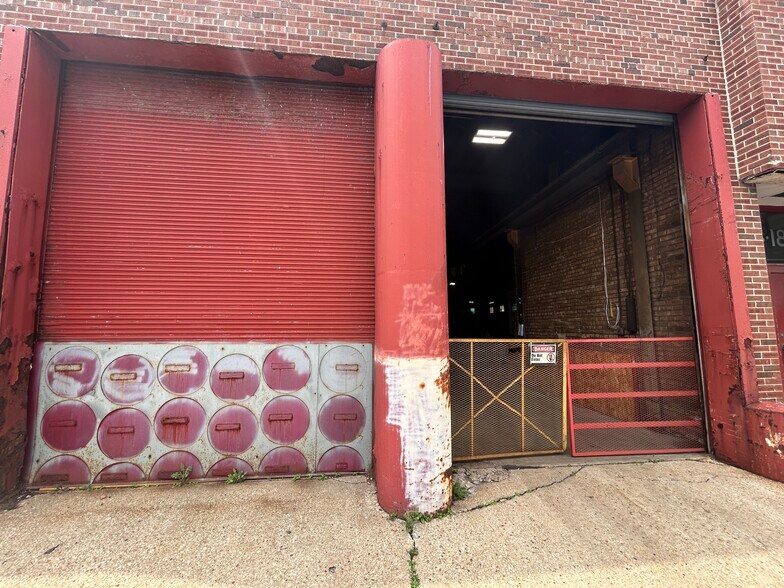 More Photos Of 5504 N Northwest Hwy, Chicago Manufacturing For Sale