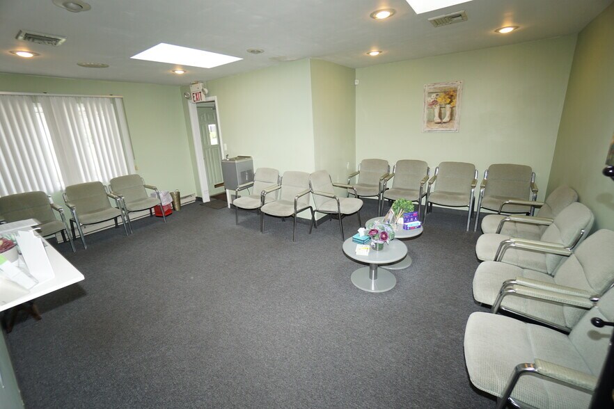 More Photos Of 924 N Wood Ave, Linden Medical For Lease