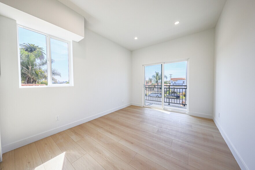 More Photos Of 2010 S Dunsmuir Ave, Los Angeles Multifamily For Sale
