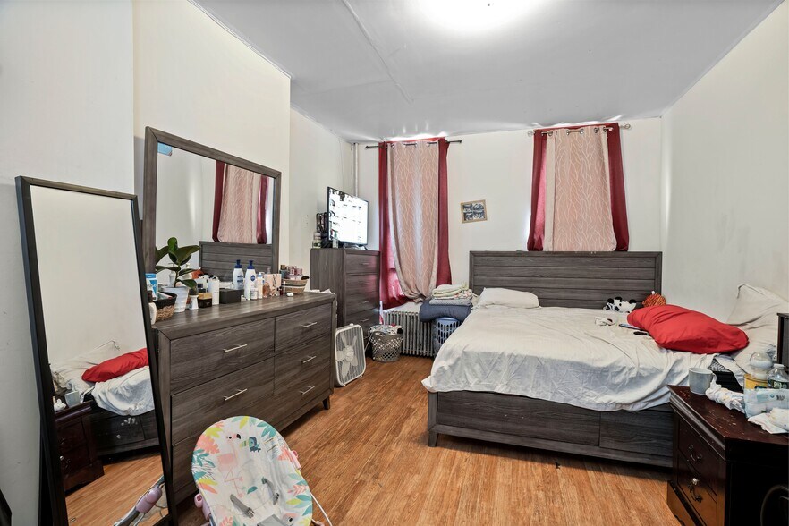 More Photos Of 1536 Gates Ave, Brooklyn Flex For Sale
