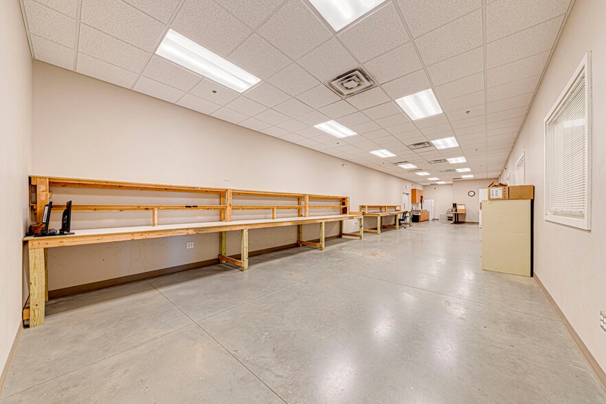 More Photos Of 14180 E Colonial Dr, Orlando Warehouse For Lease