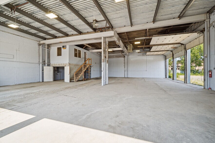 More Photos Of 6794-6798 Pl Pascal-Gagnon, Montréal Warehouse For Sale