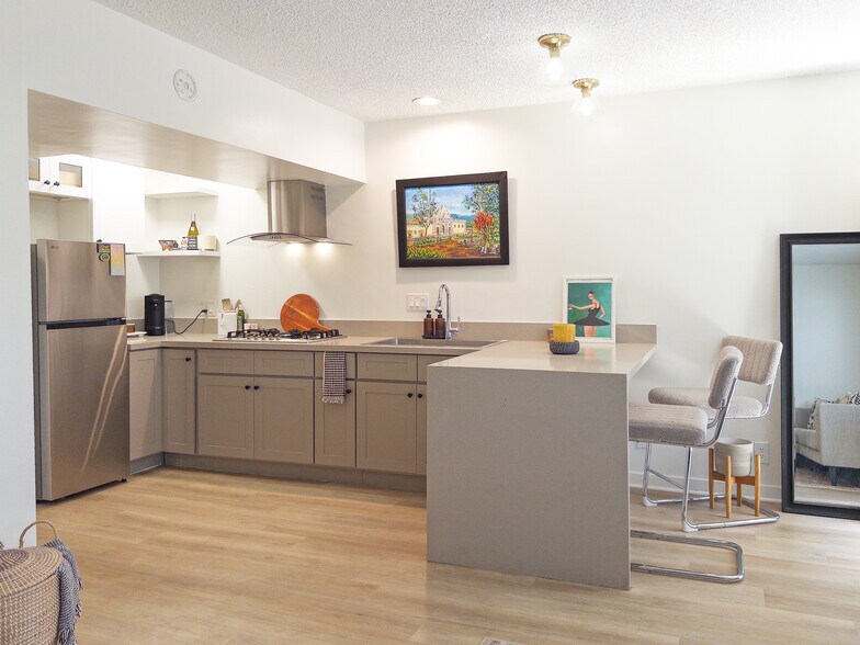 More Photos Of 4546-4550 W 173rd St, Lawndale Apartments For Sale