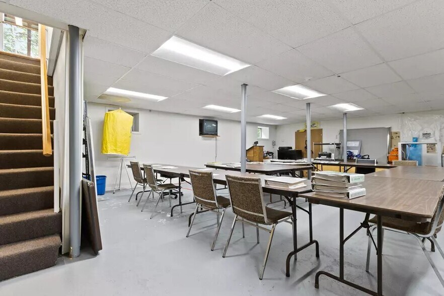 More Photos Of 587 Spring St, Westbrook Office For Sale