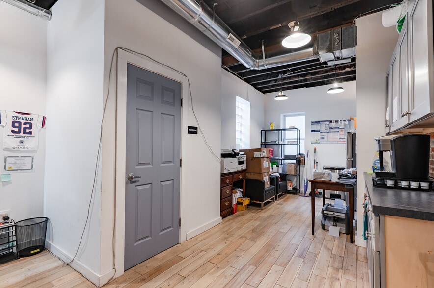 More Photos Of 319 Bainbridge St, Philadelphia Office Residential For Lease