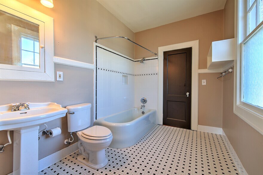 More Photos Of 1011 E Washington St, Greenville Office For Lease