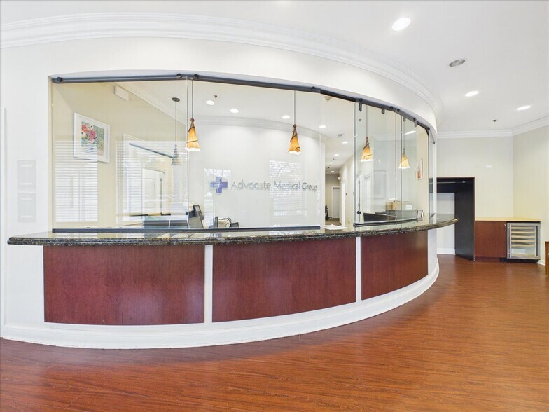 More Photos Of 420 W Northwest Hwy, Barrington Unknown For Lease
