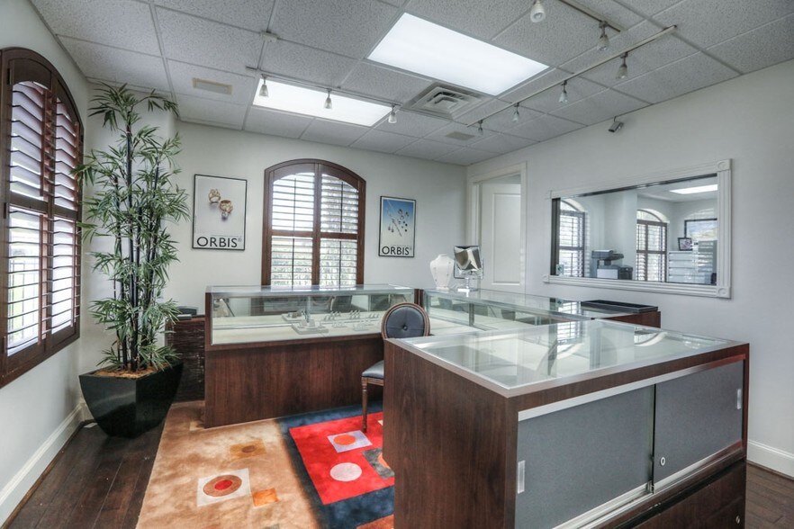 More Photos Of 5905 Winsome Ln, Houston Office For Sale