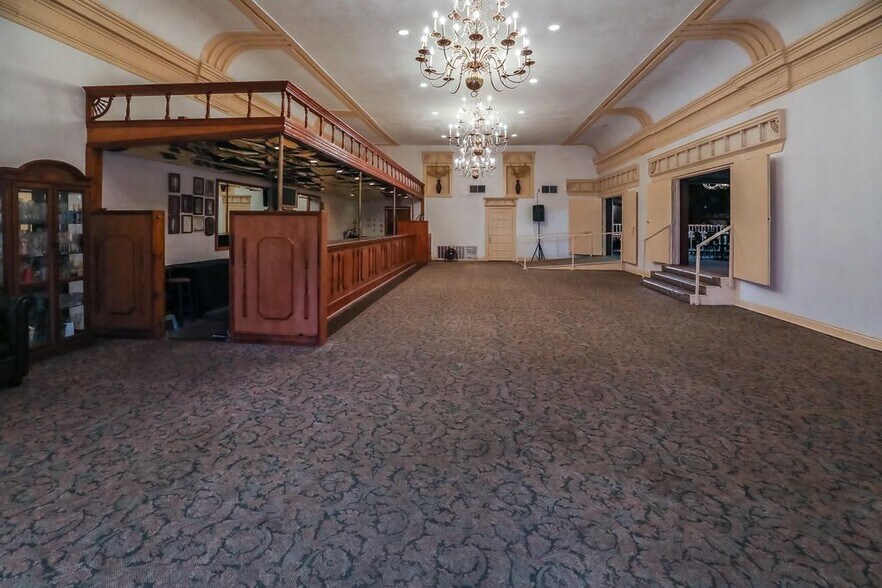 More Photos Of 108 109 N 3rd st, Leesville Sports And Entertainment For Sale