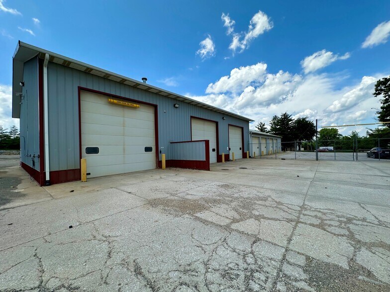 More Photos Of 2305 W Industrial Park Dr, Bloomington Warehouse For Lease