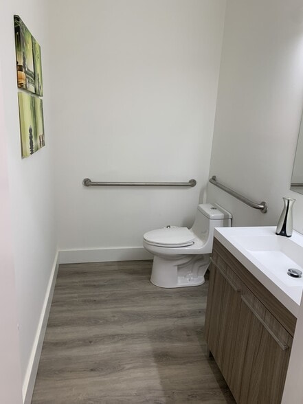 More Photos Of 4960 NW 165th St, Miami Warehouse For Sale