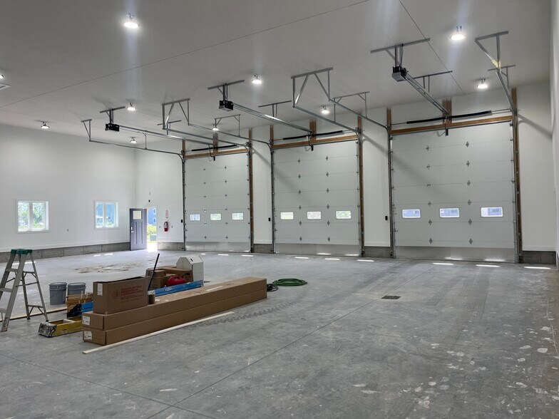 More Photos Of 3528 14th Ave, Council Bluffs Flex For Lease