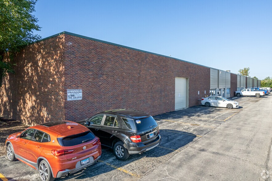 More Photos Of 736-776 Industrial Dr, Elmhurst Warehouse For Lease