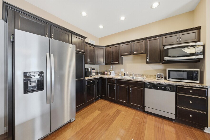 More Photos Of 15-17 Scrementi Ln, Steger Office For Sale