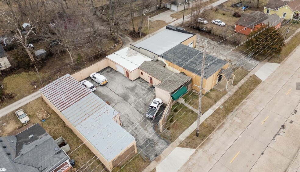 More Photos Of 219 & 303 W Chase st, Springfield Light Distribution For Lease