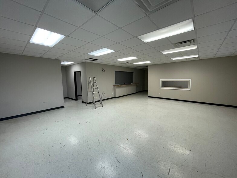 More Photos Of 11121 E Pine St, Tulsa Warehouse For Lease