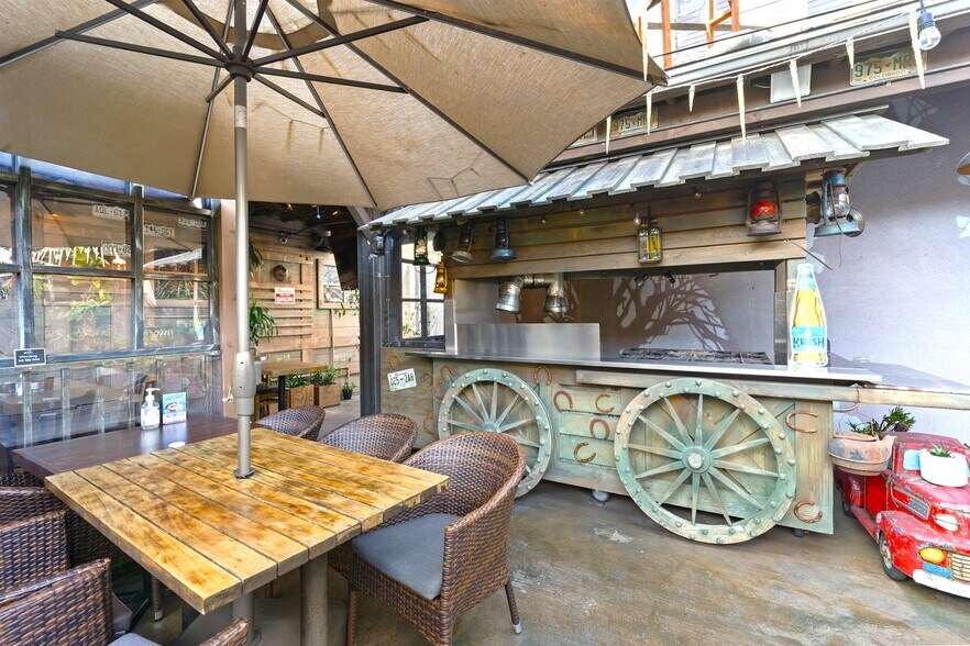 More Photos Of 228 S Oxford Ave, Los Angeles General Retail For Sale
