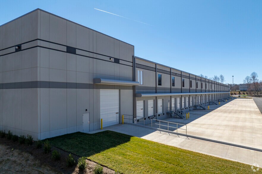More Photos Of 13015 Jamesburg Dr, Huntersville Distribution For Lease