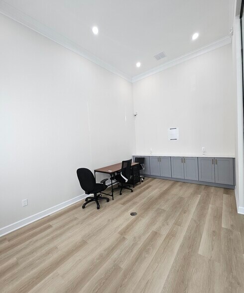 More Photos Of 1325 Main St, Katy Office For Lease