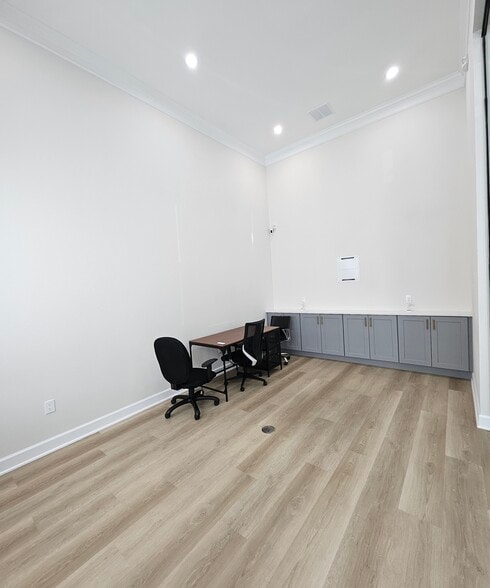 More Photos Of 1325 Main St, Katy Office For Sale