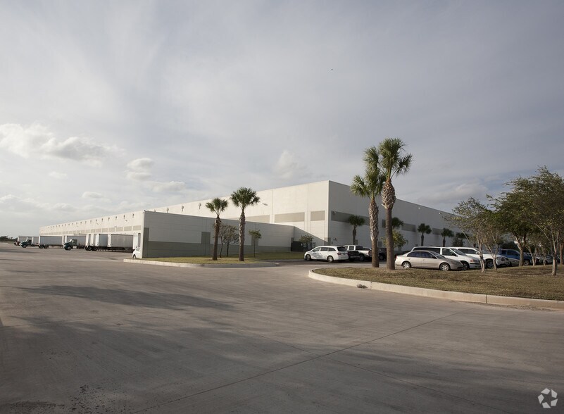 More Photos Of 6900 S International Pky, McAllen Warehouse For Lease