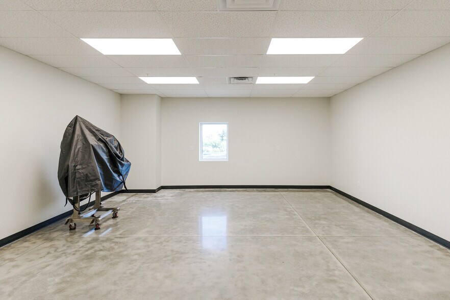 More Photos Of 8280 Consumer Ct, Sarasota Light Manufacturing For Sale