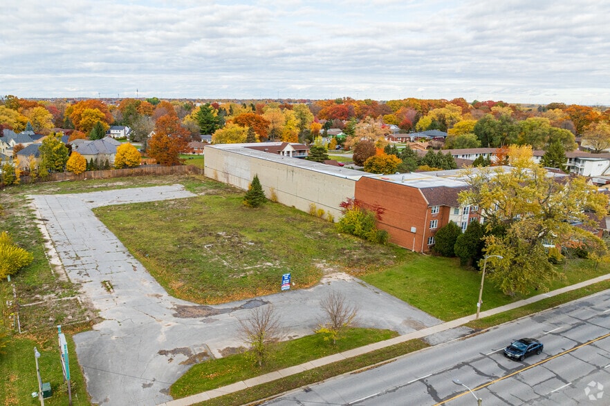Primary Photo Of 7797 Lundy's Ln, Niagara Falls Hotel For Sale