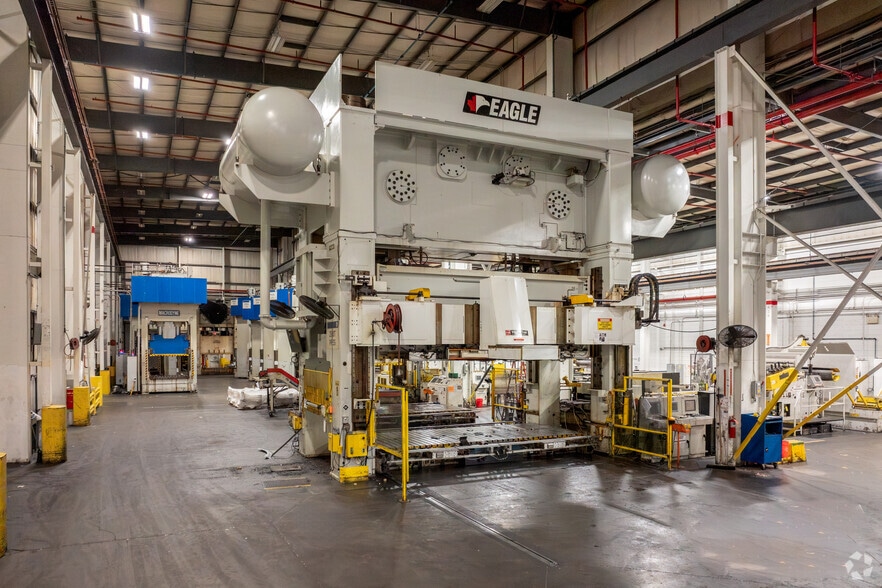 More Photos Of 12001 Farmington Rd, Livonia Warehouse For Lease