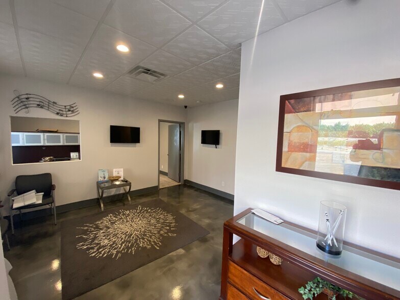 More Photos Of 65 Burt Dr, Deer Park Warehouse For Lease