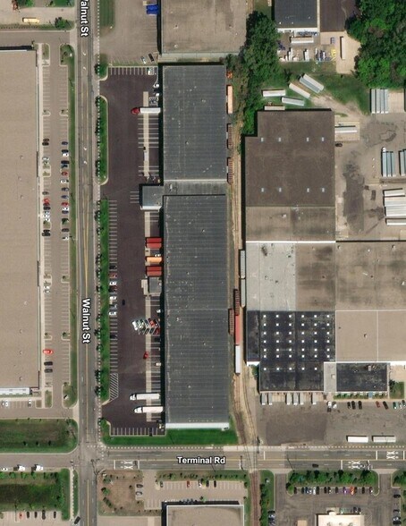 More Photos Of 2500 Walnut St, Roseville Warehouse For Lease