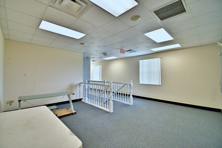 More Photos Of 43344 Highway 27, Davenport Coworking Space