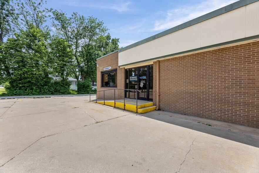 More Photos Of 202 S 9th St, Humboldt General Retail For Sale