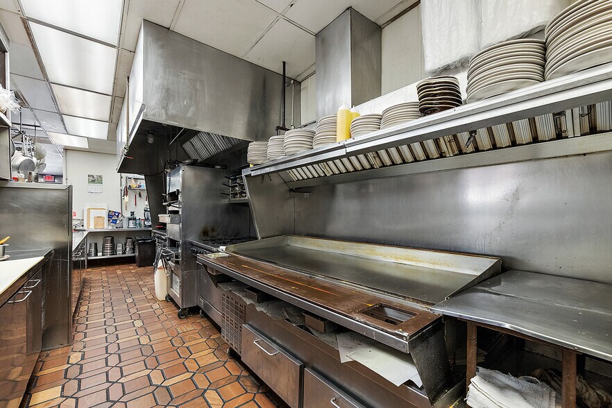 More Photos Of 37116 S Groesbeck Hwy, Clinton Township Restaurant For Sale
