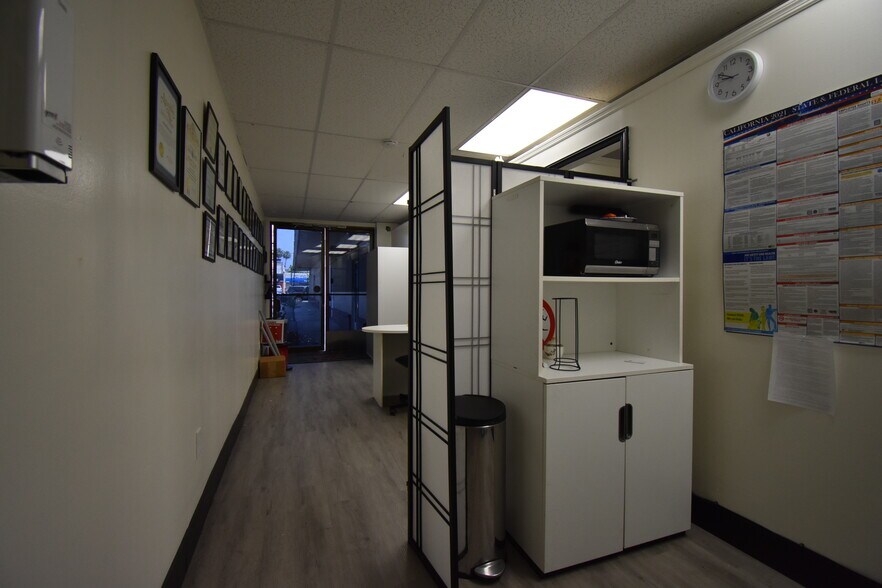 More Photos Of 20200 Saticoy St, Winnetka Storefront Retail Office For Lease