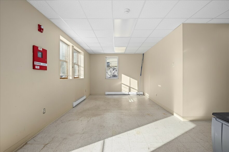More Photos Of 210 Main St, Leicester Flex For Sale