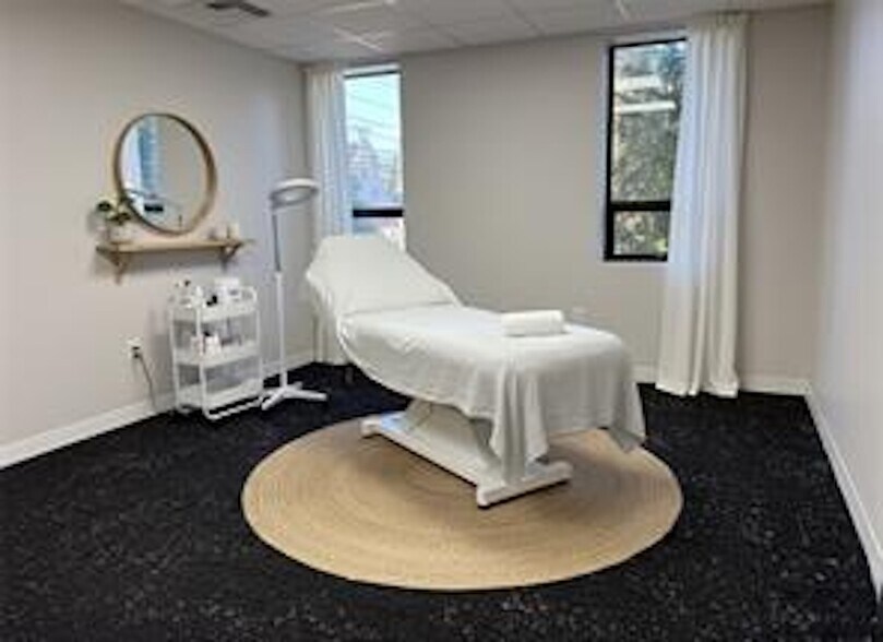 More Photos Of 250 Wampanoag Trl, Riverside Medical For Sale
