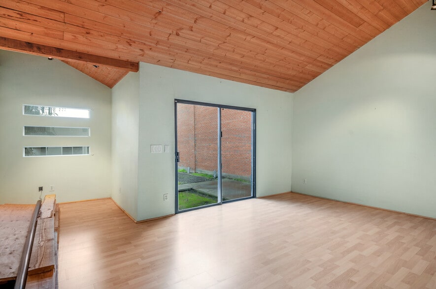 More Photos Of 2428 San Benito St, Fresno Showroom For Sale